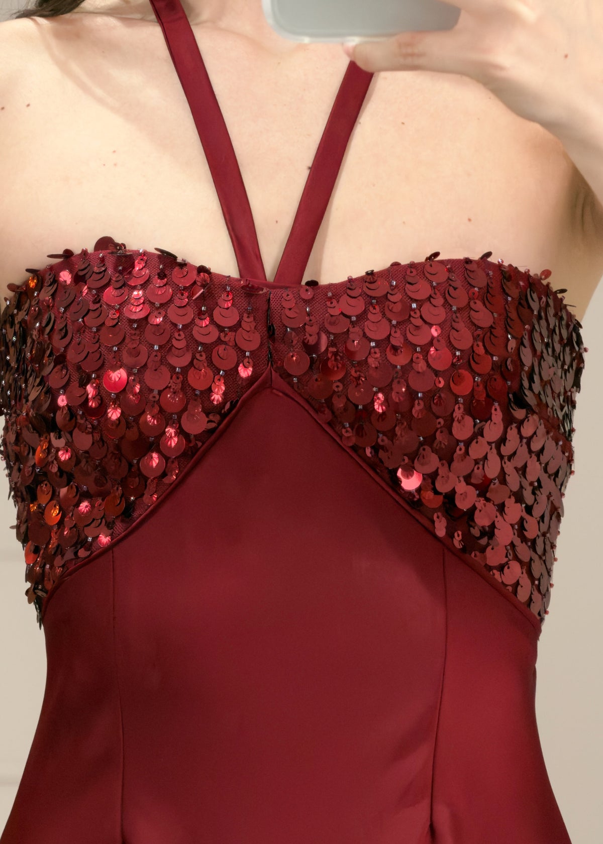 Vestido Vino Halter Satín Copas Lentejuela