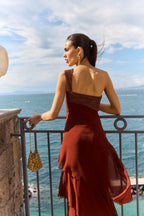 VESTIDO TERRACOTA GASA UN HOMBRO HOLANES