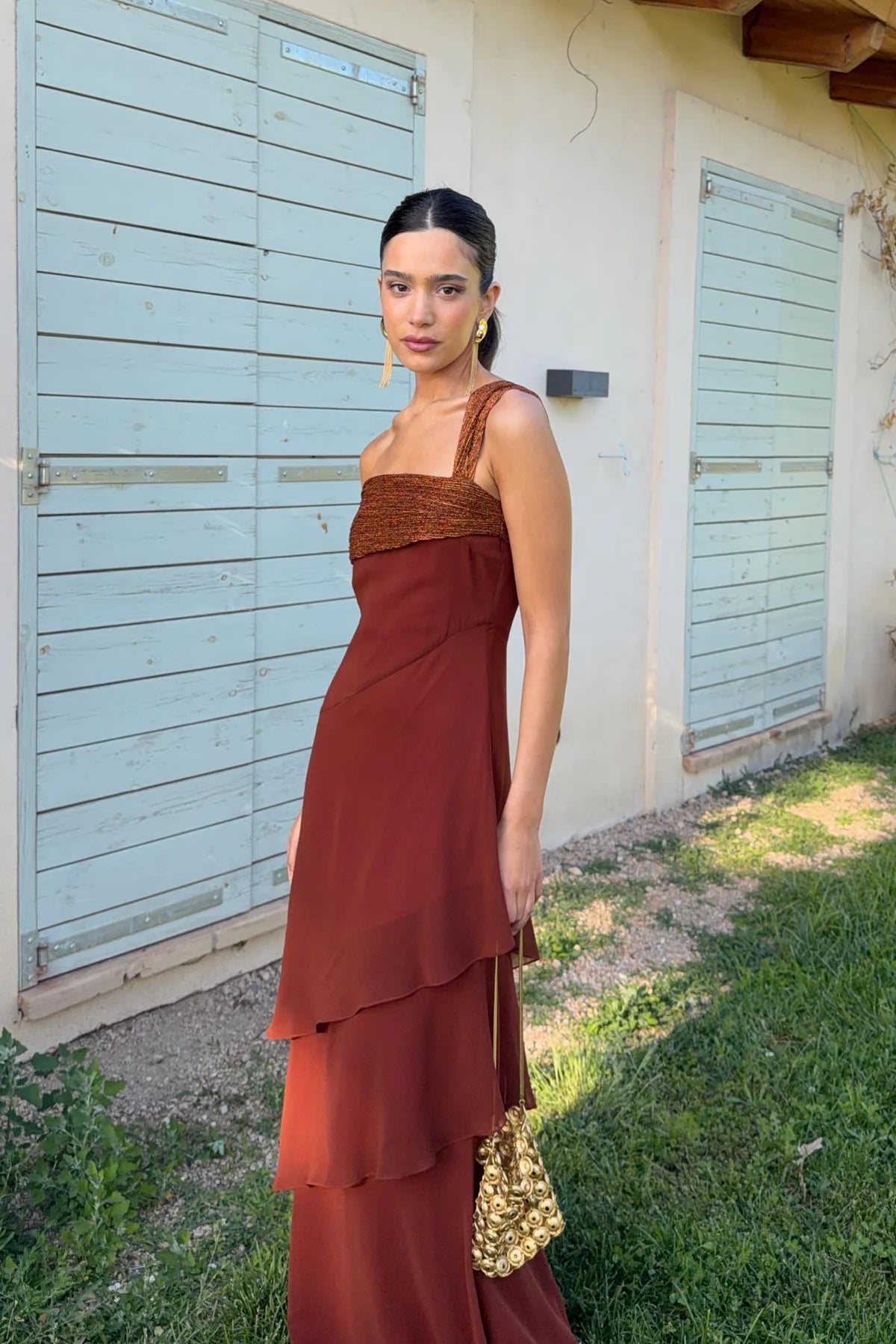 VESTIDO TERRACOTA GASA UN HOMBRO HOLANES
