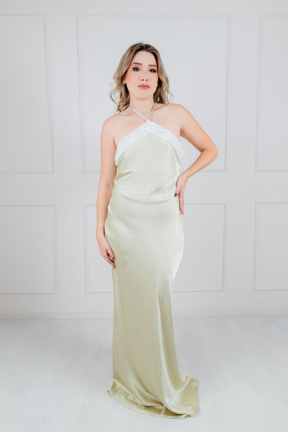 Vestido Amarillo Halter Satin Encaje