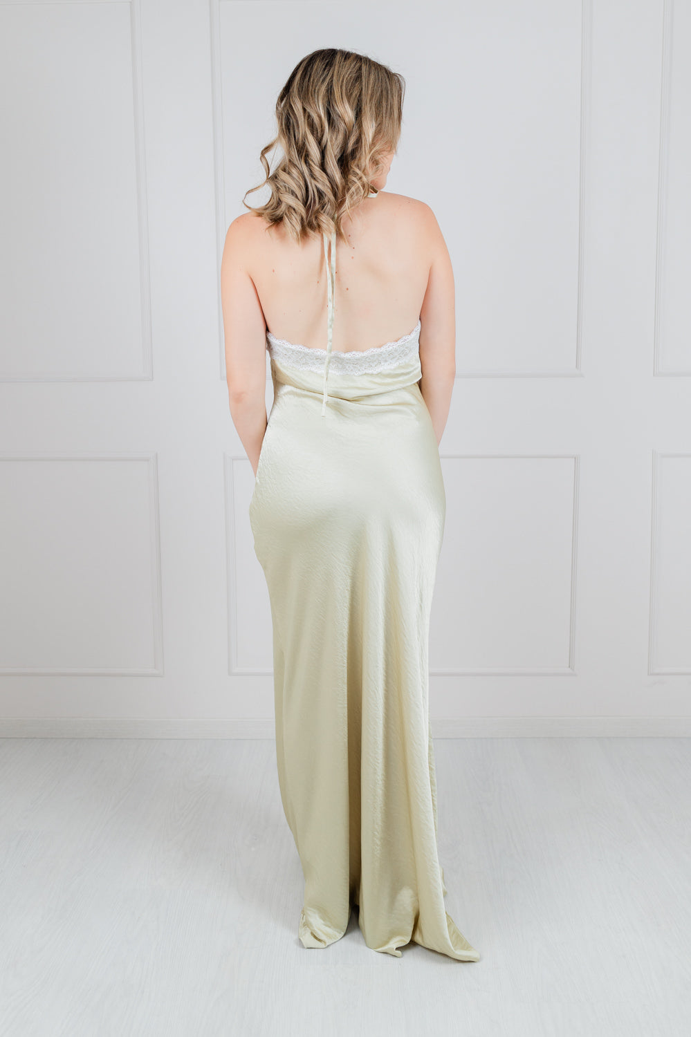 Vestido Amarillo Halter Satin Encaje