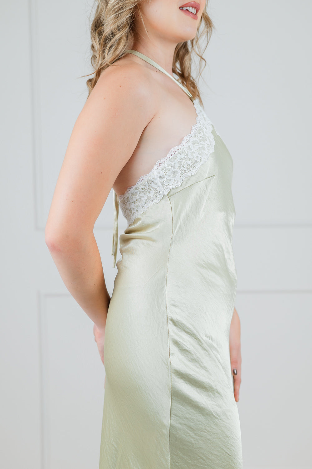 Vestido Amarillo Halter Satin Encaje