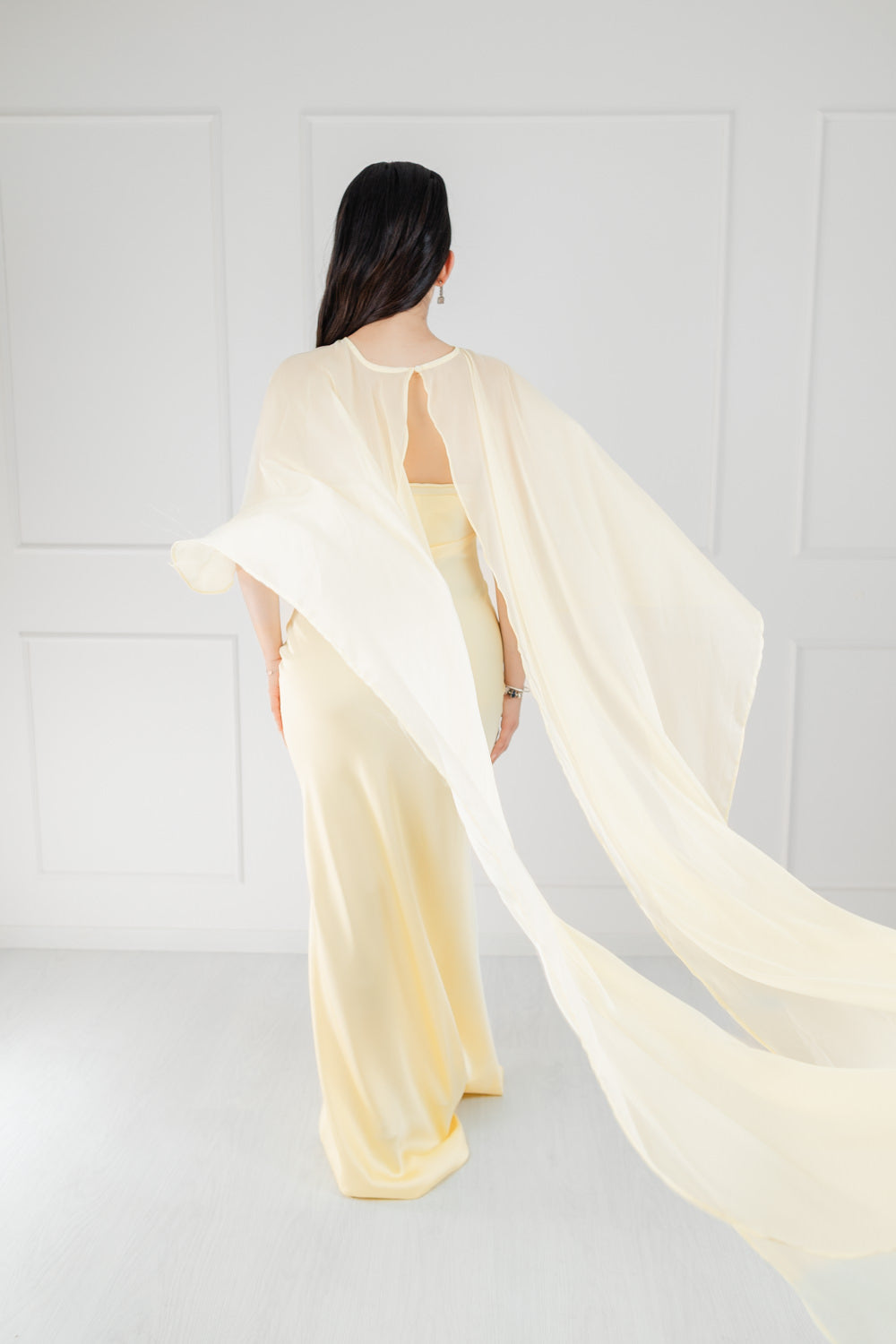 Vestido Amarillo Satin Capa