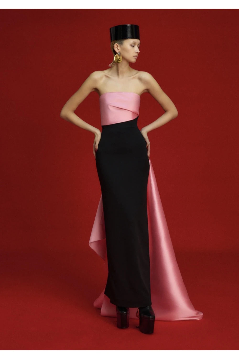 VESTIDO NEGRO STRAPLESS COLA ROSA