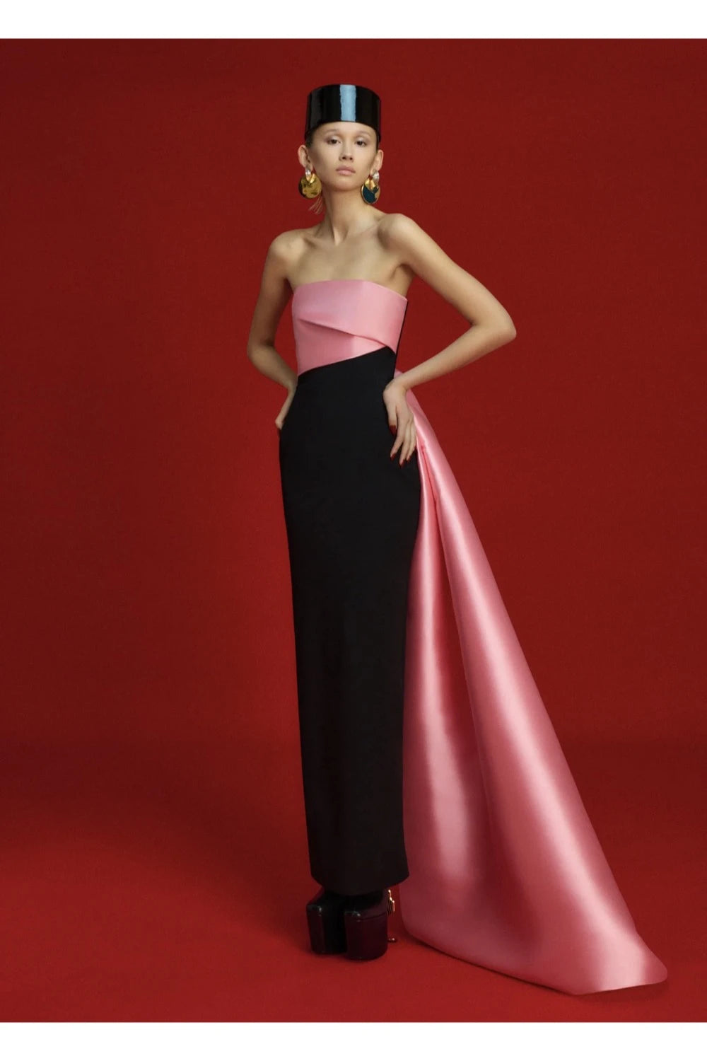 VESTIDO NEGRO STRAPLESS COLA ROSA
