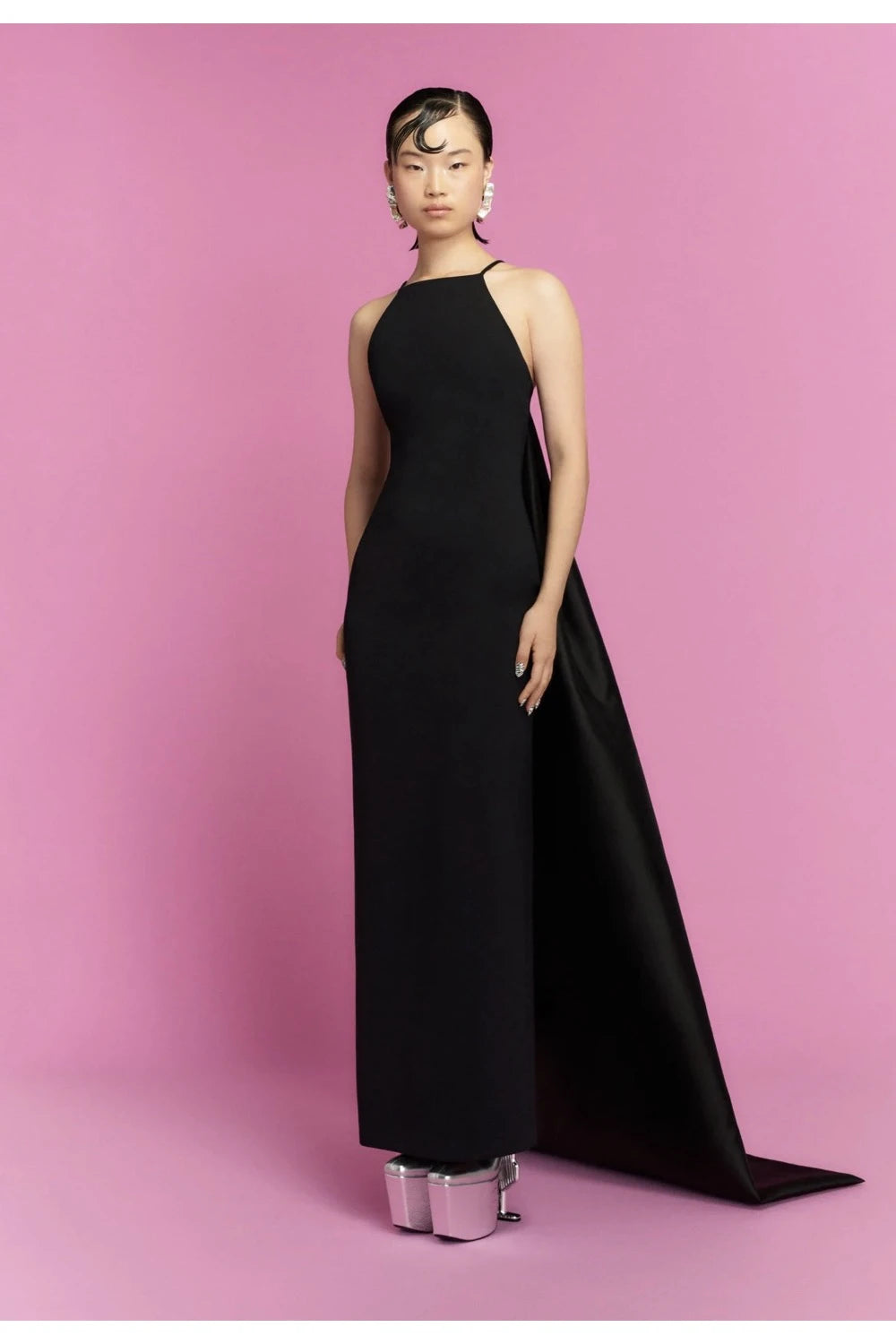 VESTIDO NEGRO TIRANTES COLA