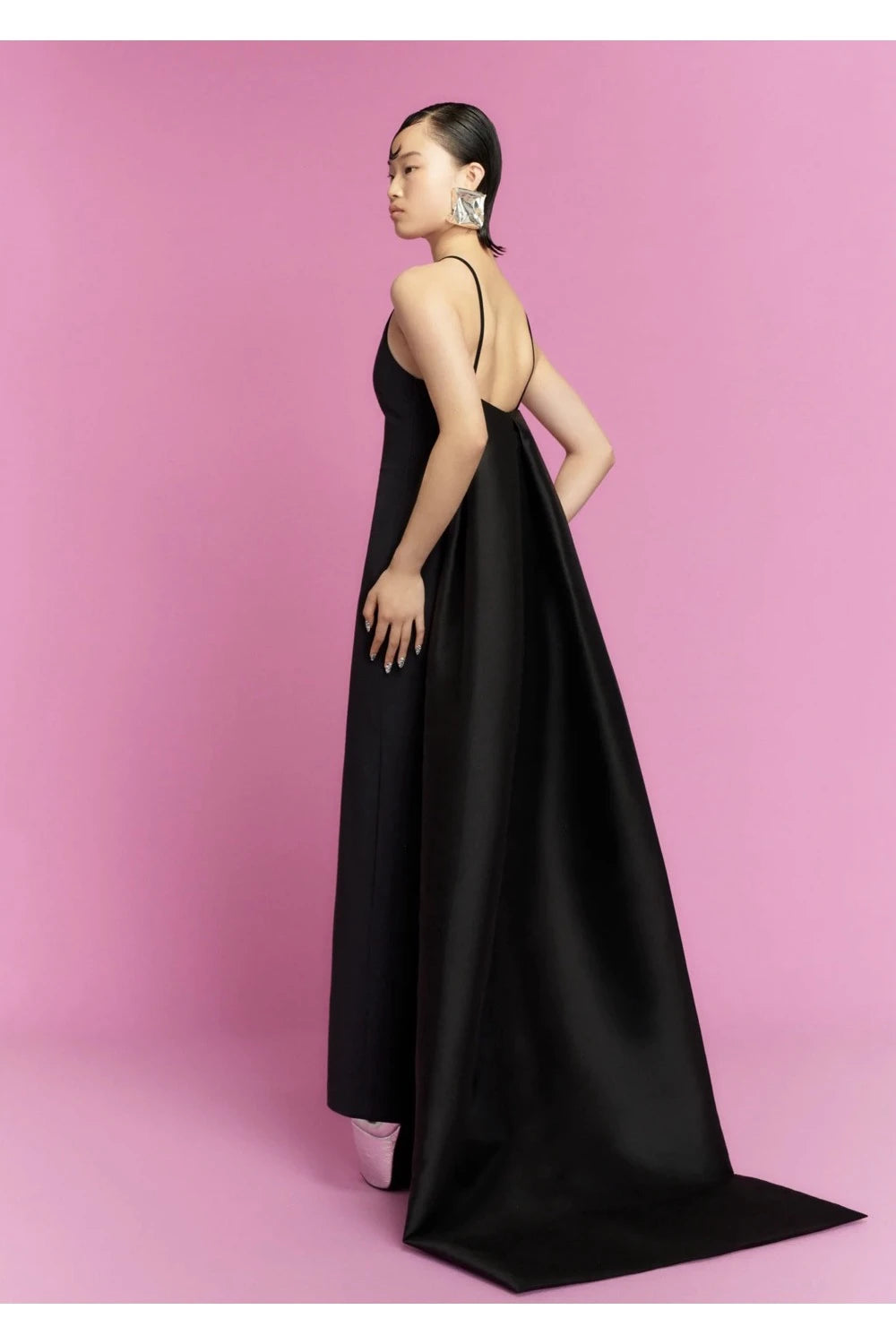 VESTIDO NEGRO TIRANTES COLA