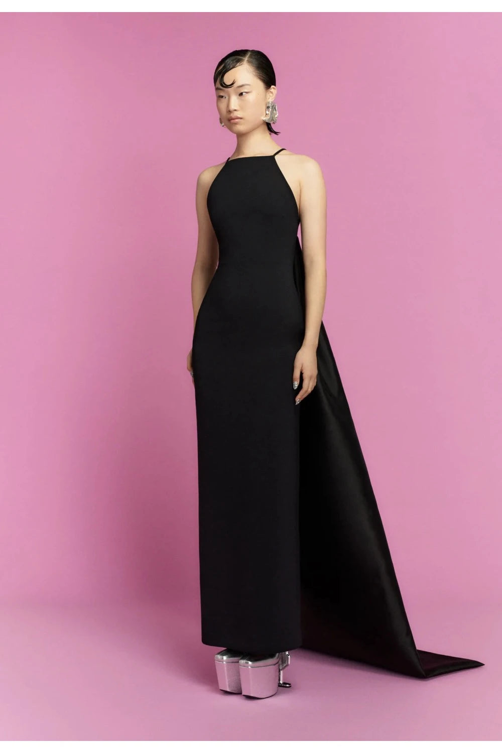 VESTIDO NEGRO TIRANTES COLA