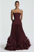 VESTIDO VINO STRAPLESS FALDA TABLEADA