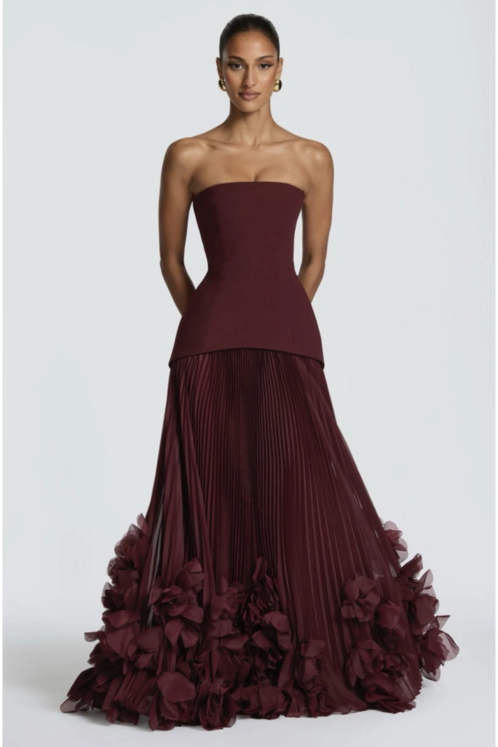 VESTIDO VINO STRAPLESS FALDA TABLEADA