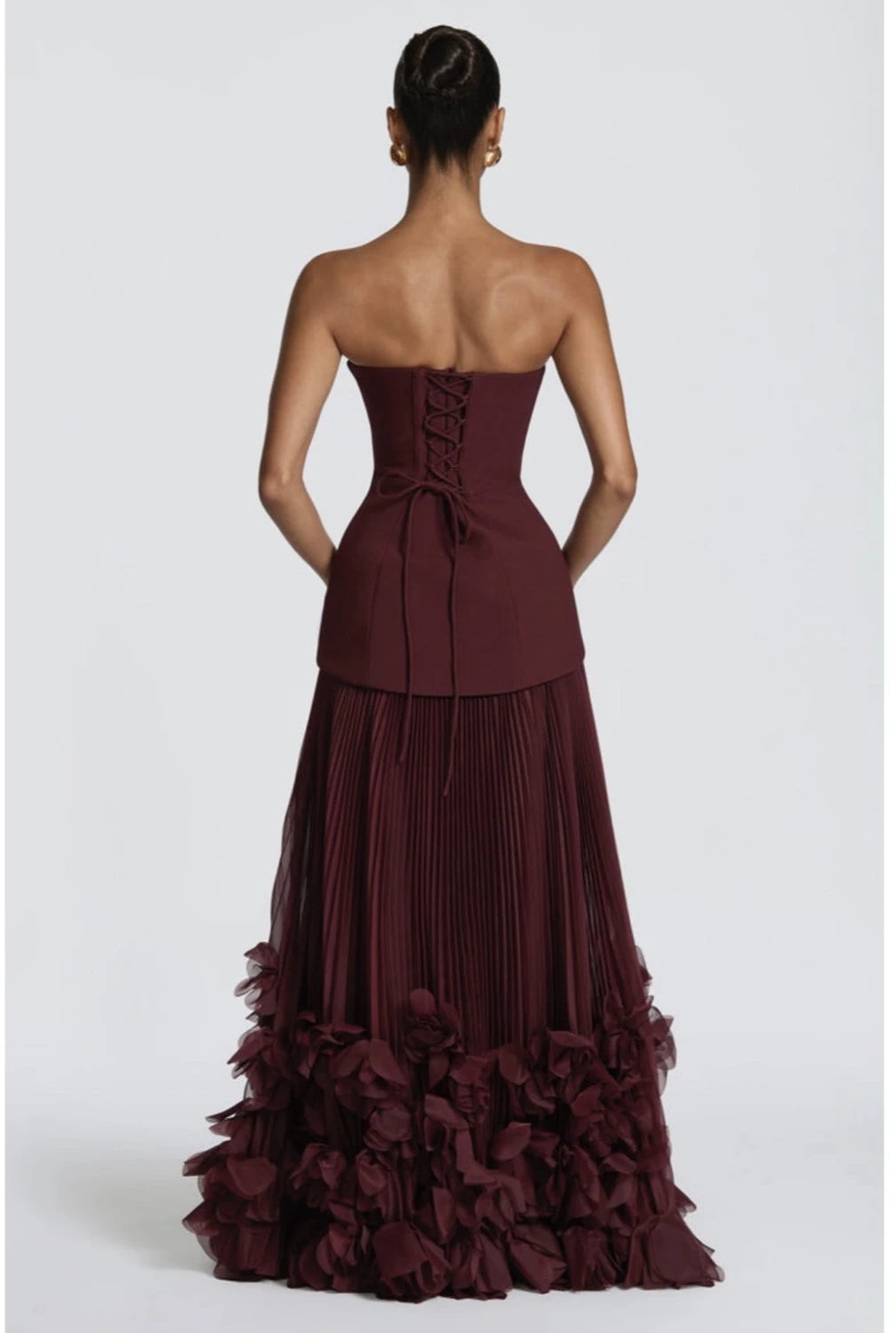 VESTIDO VINO STRAPLESS FALDA TABLEADA