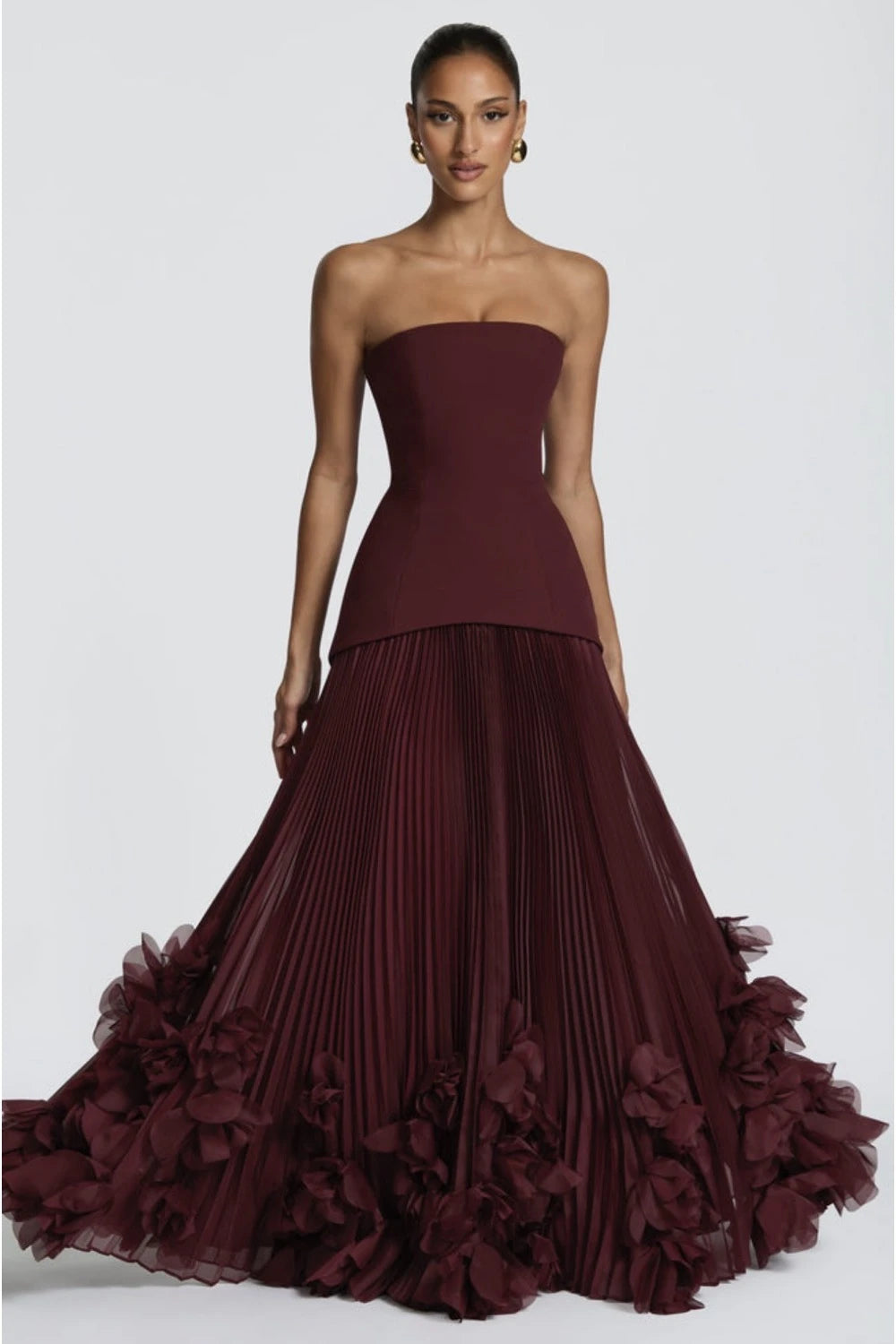 VESTIDO VINO STRAPLESS FALDA TABLEADA